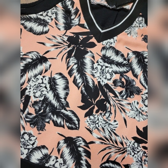 FREE W BUNDLE Floral high low top - Picture 2 of 8